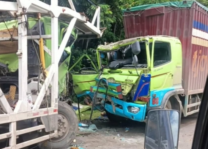 Dua Truk Tronton Tabrakan Adu Kambing di Tungkal Jaya, Arus Lalu Lintas Sempat Macet