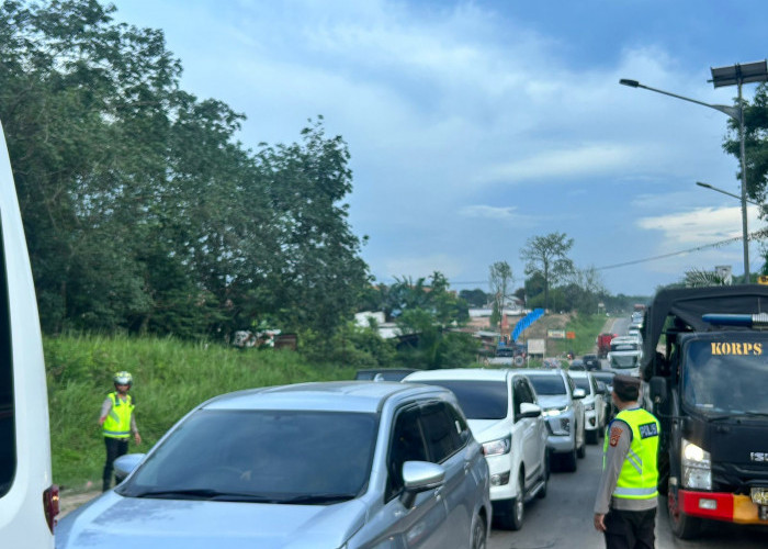 Dari Tarik Arus hingga Sahur di Jalan, Polisi Berpacu Lawan Macet Jalintim Saat Puncak Mudik