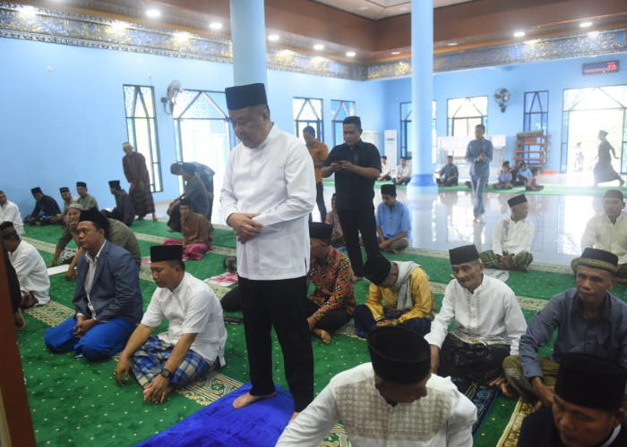 Pulang Kampung, Wagub Sumsel Cik Ujang Salat Jumat Bersama Warga Desa Lebak Budi