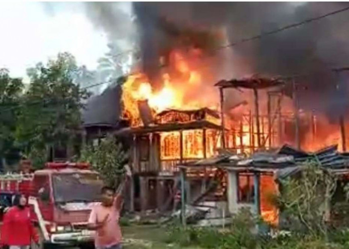 Kebakaran di Empat Lawang, Api Jilat 6 Rumah, 3 Diantaranya Hangus Terbakar