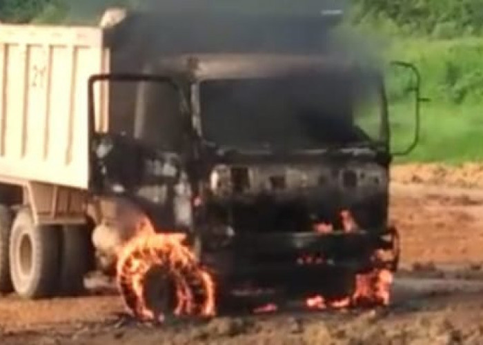 Ricuh, Aksi Penolakan Aktifitas Tambang Batubara di Perbatasan Banyuasin dan Muba, Beberapa Mobil Terbakar 