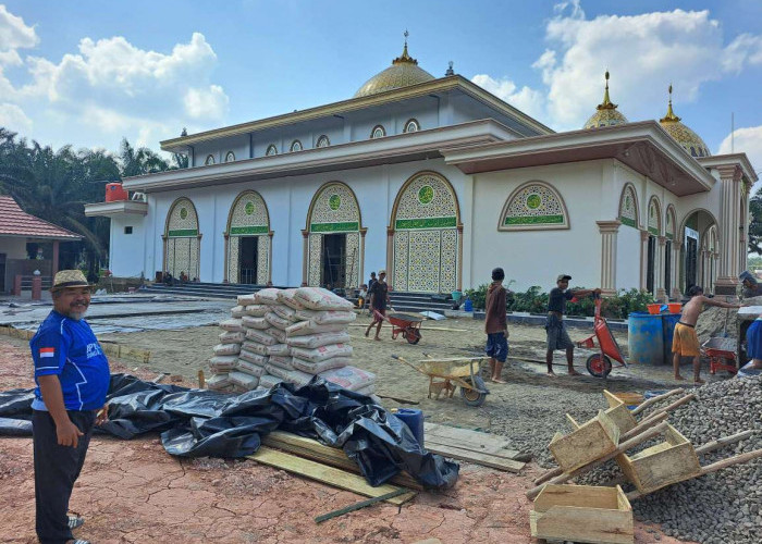 Halaman Masjid Al Mutaqqin Dicor Beton Pemkab Muba, Warga Ucapkan Terima Kasih