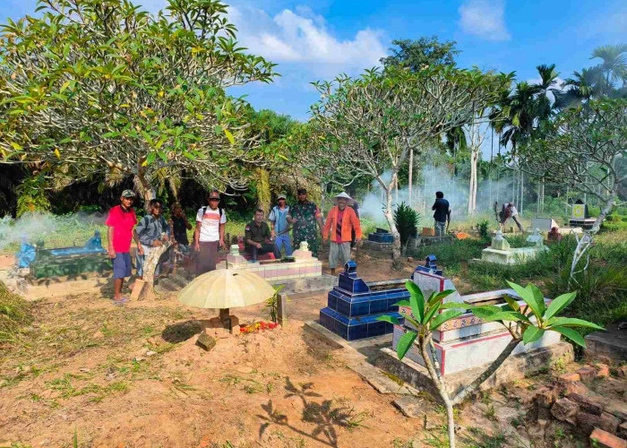 Peringati 1 Muharram, Warga Desa Panca Tunggal Gotong Royong Bersihkan TPU