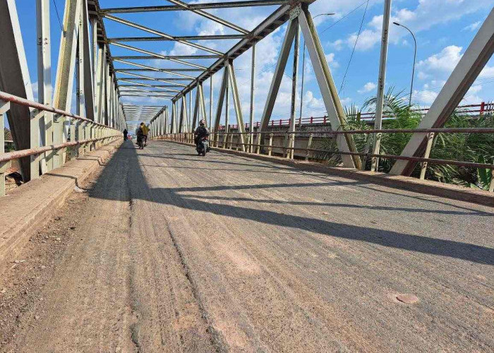 Sudah Hampir 2 Pekan, Usai Dikeruk Aspal Diatas Jembatan Sungai Lilin Tak Kunjung Dibenahi