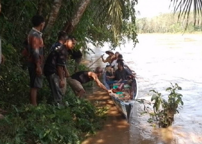 Perahu Terbalik Saat Pulang Dari Kebun, Lansia Terseret Arus Sungai Rawas