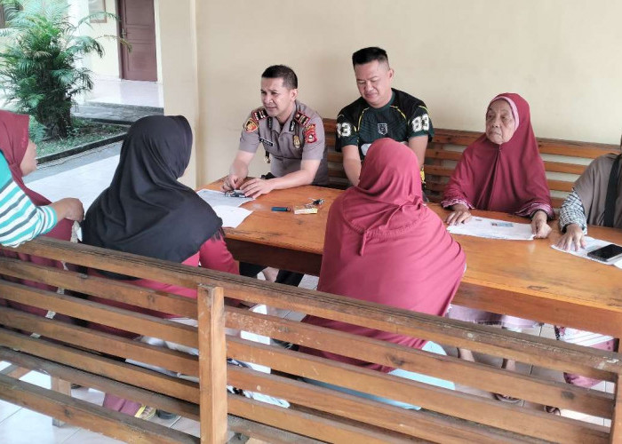 Bantu Warga Perbarui Data Bansos, Polsek Plakat Tinggi Diserbu Puluhan Warga