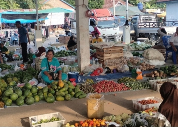 Menjelang HUT RI ke-80, Penjualan Buah di Pasar Kalangan Ngulak Tetap Stabil