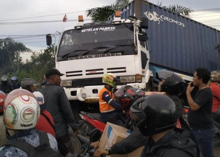 Truk Trailer Sebabkan Kemacetan Parah di Jalan Palembang - Pelabuhan Tanjung Api-Api