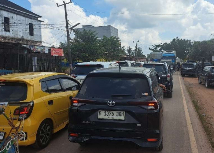 Arus Lalu Lintas Pasar Sungai Lilin Padat, Antrean Kendaraan dari Arah Palembang Mengular Hingga 2 Km