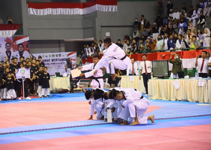 Ketum PB TI Pusat Anugrahi  Herman Deru Sabuk Kehormatan DAN 4 Taekwondo 