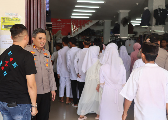 Momen Berbagi, Kapolres Muba Ajak Puluhan Anak Yatim Berbelanja Baju Lebaran