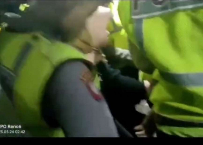 Heboh, Video Bu Kades Disandera Warga Sendiri, Polisi Turun Tangan Untuk Evakuasi