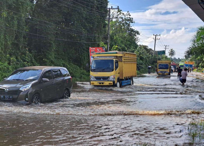 Banjir Rendami Jalinsum di Ulak Teberau Lawang Wetan, Arus Lalu Lintas Tersendat