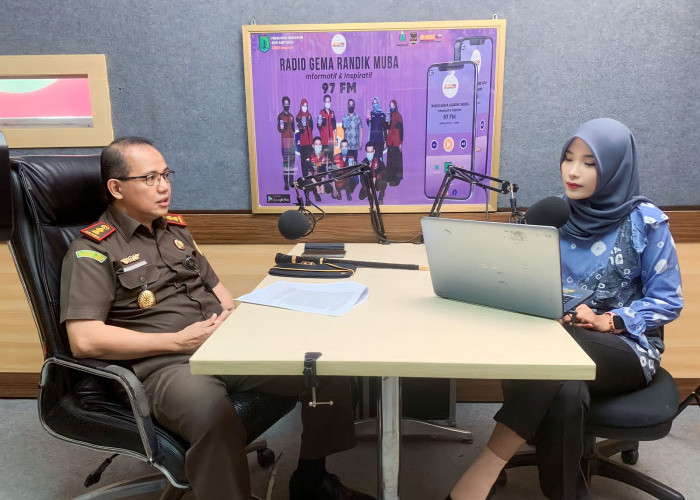 Melalui Program 'Jaksa Menyapa' Kajari Muba Romy Rozali Live Podcast di RGR Sapa Warga Muba 