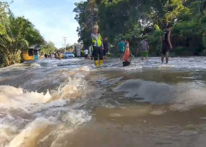 Jalinteng Terendam Banjir, Satlantas Polres Muba Berjibaku Bantu Pengendara
