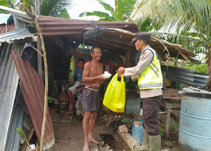 Gelar Kegiatan Jumat Berkah, Polsek Lalan Bagikan Nasi Kotak