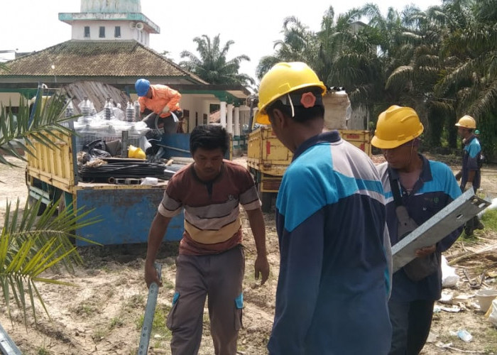 Alat PLN Mulai Masuk, Pelanggan MEP di Muba Bersih-bersih Lokasi Pembangunan Jaringan PLN di Muba