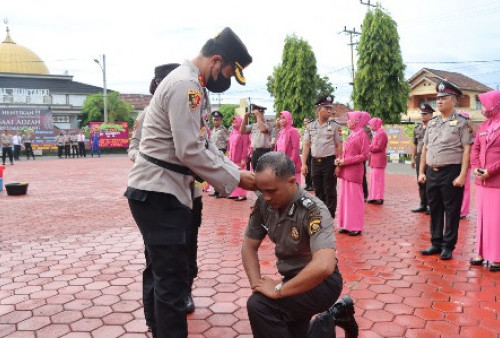 Puluhan Personil Terima Kenaikan Pangkat 