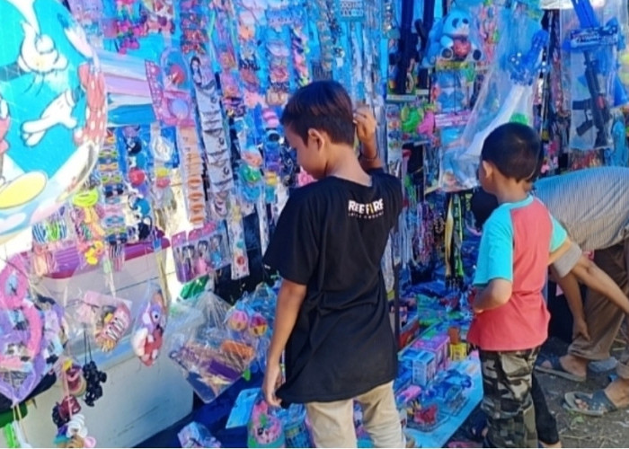 Usai Lebaran, Pedagang Mainan 'Bangkit' di Tengah Ramainya Pesta Hajatan Warga