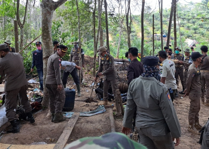 Personil Gabungan Bongkar Sumur Minyak Ilegal di Dusun Parung Desa Srigunung Muba