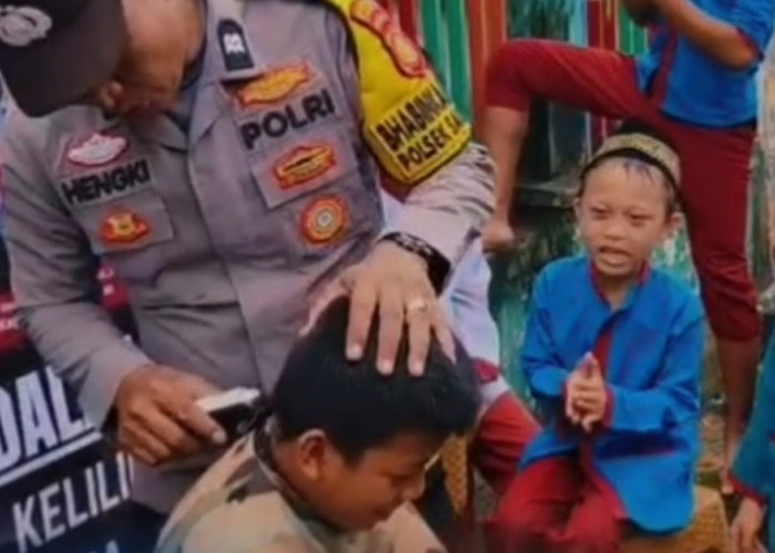 Polsek Sanga Desa Cukur Rambut Gratis Siswa SDN Ngunang, Tanamkan Disiplin Sejak Dini