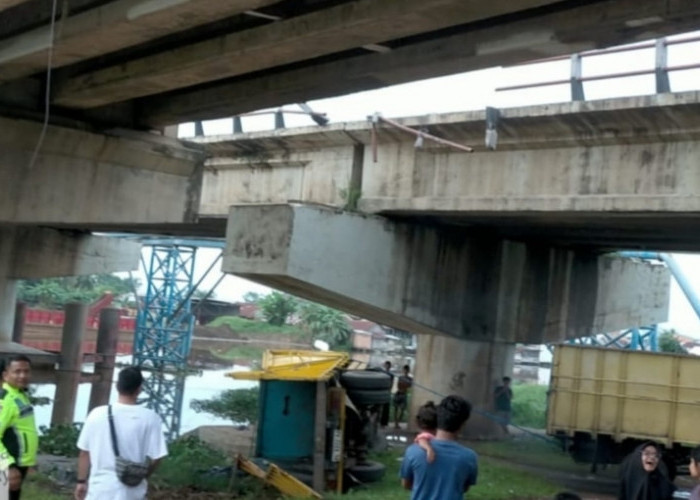 Truk Tanpa Muatan Terjun dari Jembatan Keramasan Palembang, Diduga As Setir Lepas