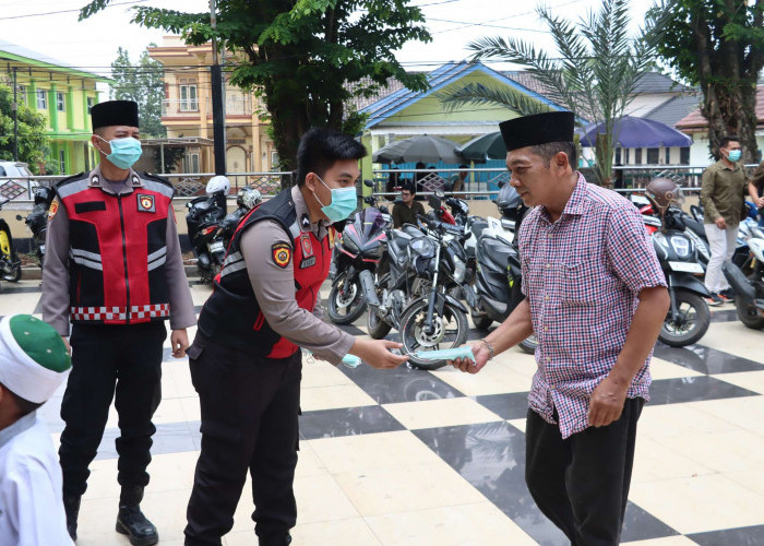 Peduli Dampak Kabut Asap, Polres Muba Bagikan 1.500 Masker kepada Pelajar dan Masyarakat