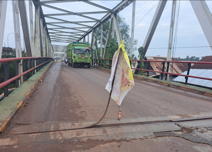 Besi Jembatan Sungai Lilin Naik ke Tengah Jalan, Pengguna Jalintim Palembang–Jambi Terancam Bahaya