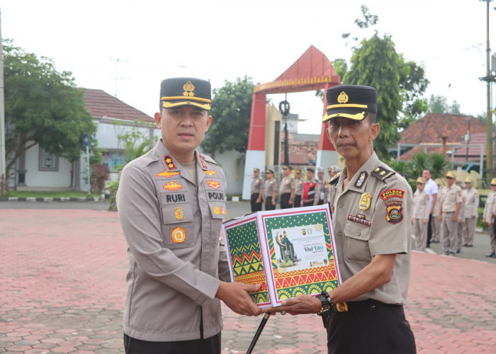 Jelang Lebaran, Kapolres Muba Bagikan Bingkisan untuk Personel dan Perintahkan Pendirian Posko Mudik