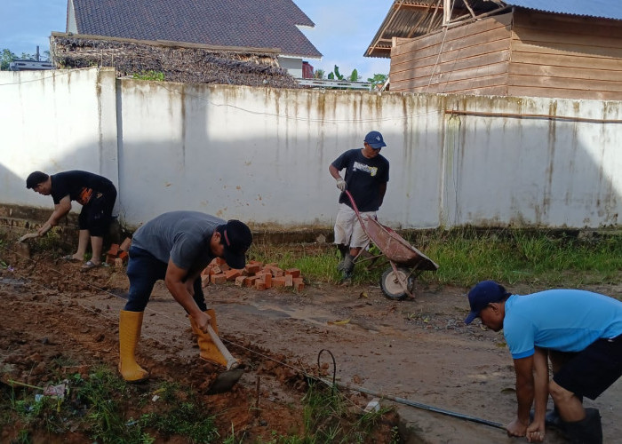 Gotong Royong Warga RT 05 Sungai Lilin Jaya Perbaiki Jalan Lingkungan dengan Dana Swadaya