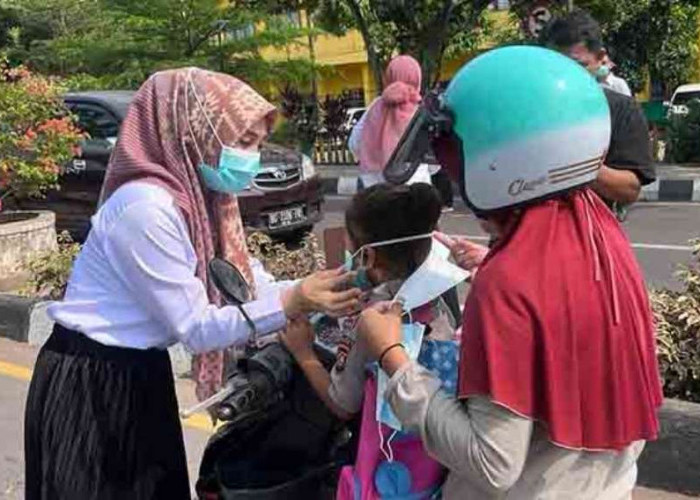 Kabut Asap Makin Pekat, BPBD Muba Bagikan Masker ke Warga