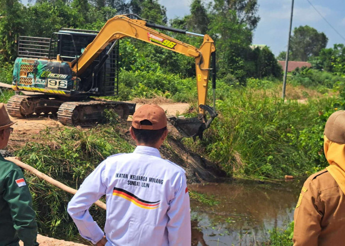 IKM Sungai Lilin Bersama Kelurahan Gotong Royong Bersihkan Bahu Jalan Padat Karya, Jalur Alternatif Kini Lebih