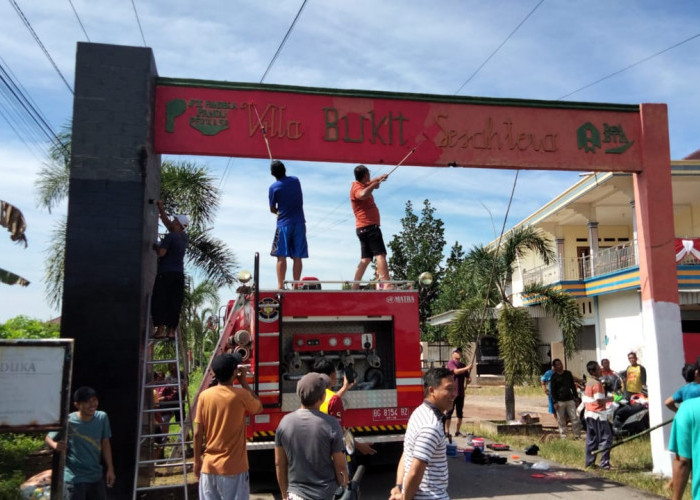 Sambut HUT RI ke-77, Warga Gotong Royong Cat Gerbang Perumahan 