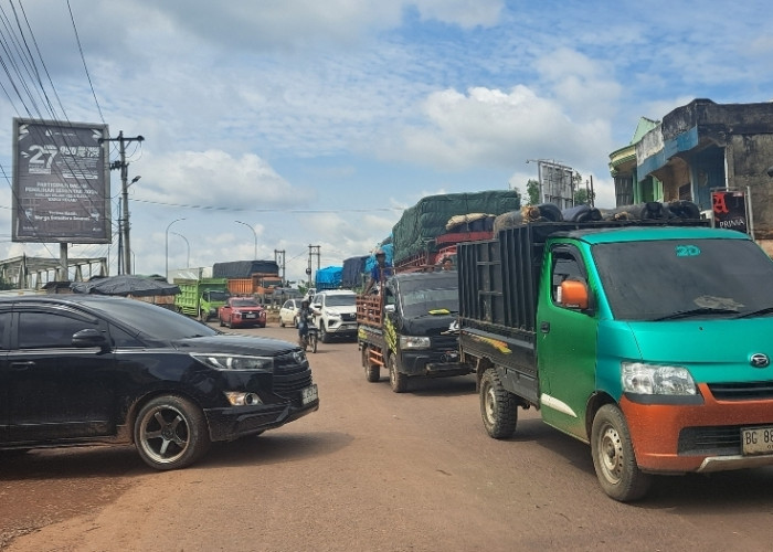 Jalintim Palembang–Jambi Padat Merayap, Antrean Kendaraan Mengular Cukup Panjang