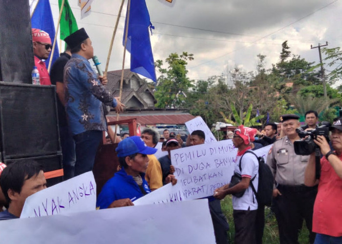 Puluhan Massa Gelar Demo di Kantor KPU Muba, Ini Tuntutan yang Disampaikan