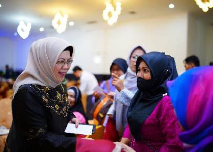 Membanggakan, Hj Letiziah Kades Sukajaya Plakat Tinggi  Raih Penghargaan Perempuan Pemimpin Inspiratif