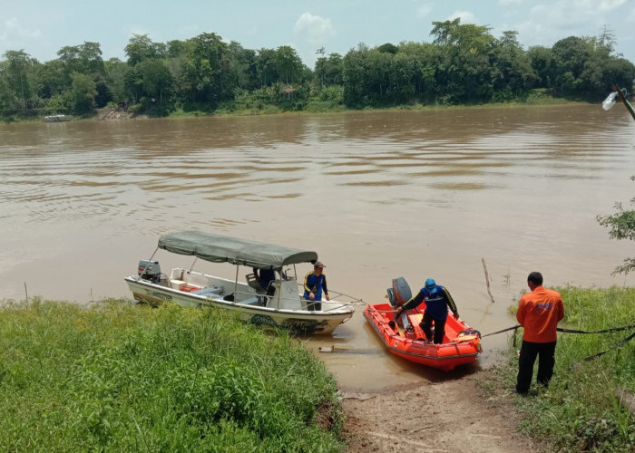 Perahu Ketek Yang Ditumpangi Bocor Sodik Tenggelam Disungai Musi, BPBD Muba Masih Terus Melakukan Pencarian