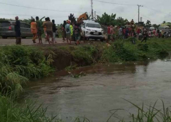 Berangkat Dari Medan Tujuan Jakarta, Mobil Ini Nyemplung ke Sungai di Banyuasin