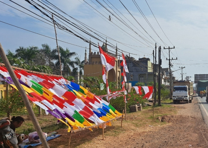 Jelang Bulan Agustus, Pedagang Bendera Mulai Bermunculan di Sungai Lilin