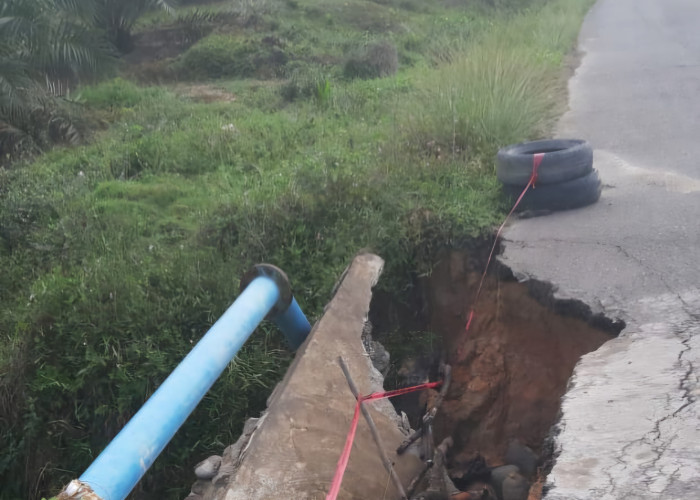 Jalan Poros Plakat Tinggi Amblas, Warga Merasa Khawatir