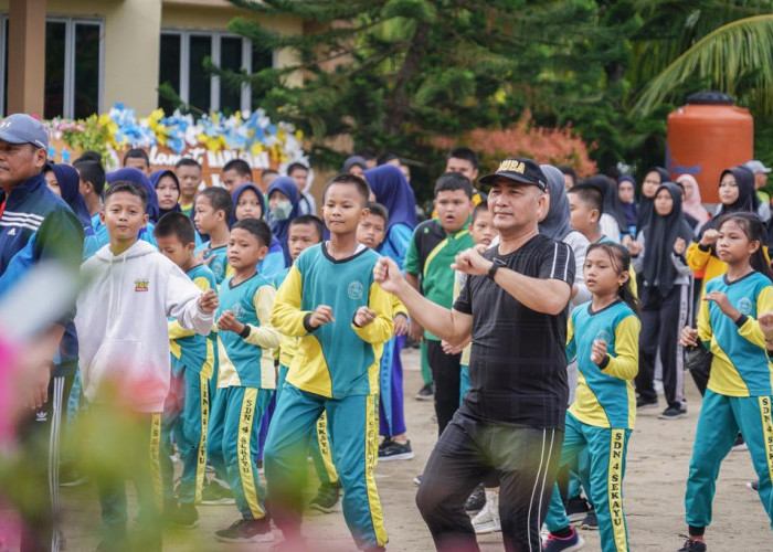 Peringati Hari Guru Nasional, Pj Bupati Muba Jalan Santai dan Senam Pagi Bareng Pelajar di SMANSA Sekayu
