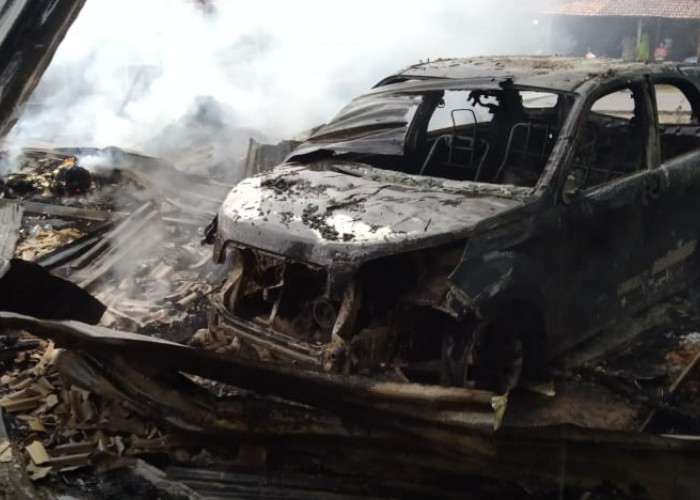 Kebakaran Rumah Warga Linggosari Sungai Lilin, Warung, Mobil dan Sepeda Motor Hangus Terbakar