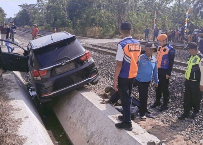 Horror di Rel Sigam, Mobilio Terseret KA Babaranjang, 4 Penumpang Selamat dari Maut