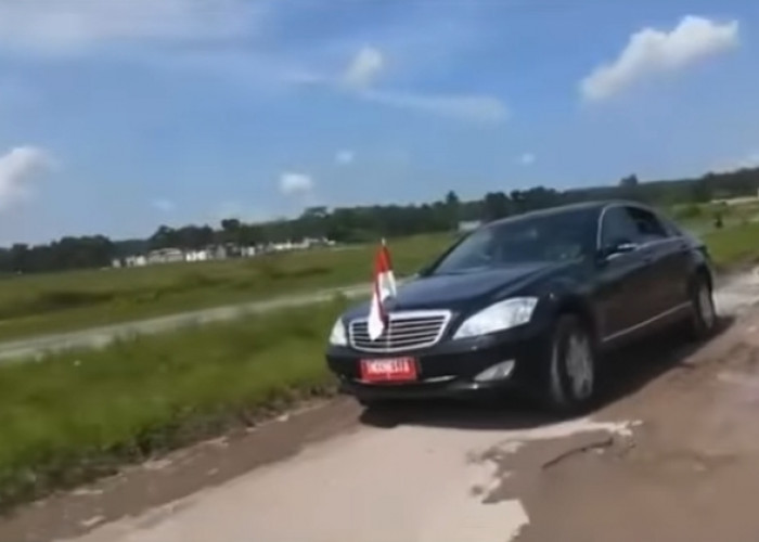 Detik-detik Mobil Presiden Jokowi Tempuh Jalan Rusak di Lampung