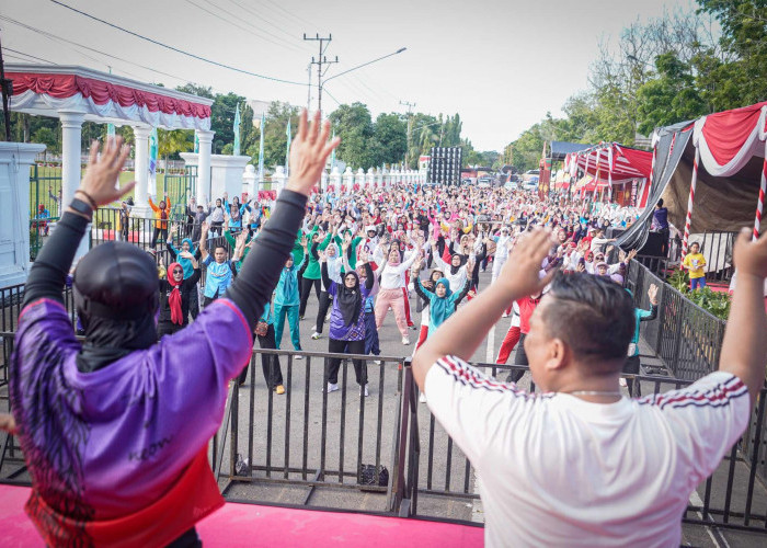 Ketua TP PKK Muba Ajak Warga Hidup Sehat Lewat Senam Massal HUT Muba ke-69