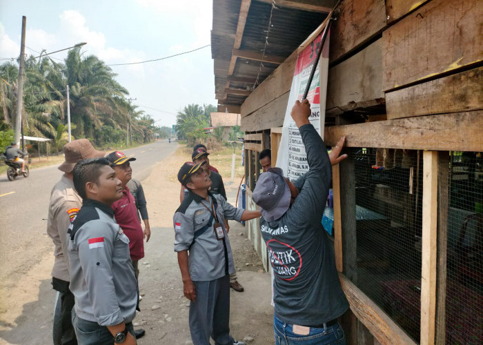 Diduga Langgar Tahapan Pemilu, Panwaslucam Sanga Desa Bongkar Ratusan Alat Peraga Kampanye