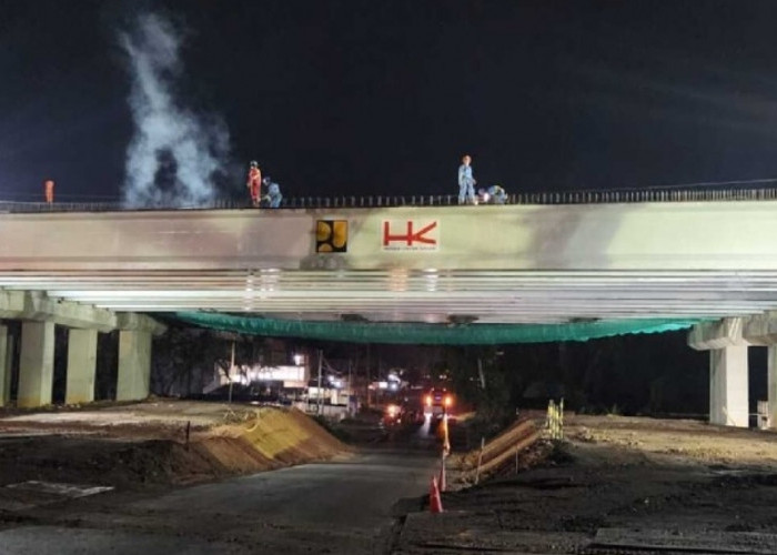 Pemasangan 14 Balok Girder Penghubung Seksi 3 dan 4 Tol Betung Jambi Rampung