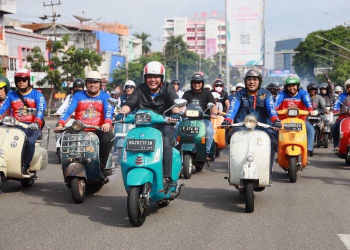 Herman Deru Keliling Palembang Bareng Komunitas Vespa Sumsel