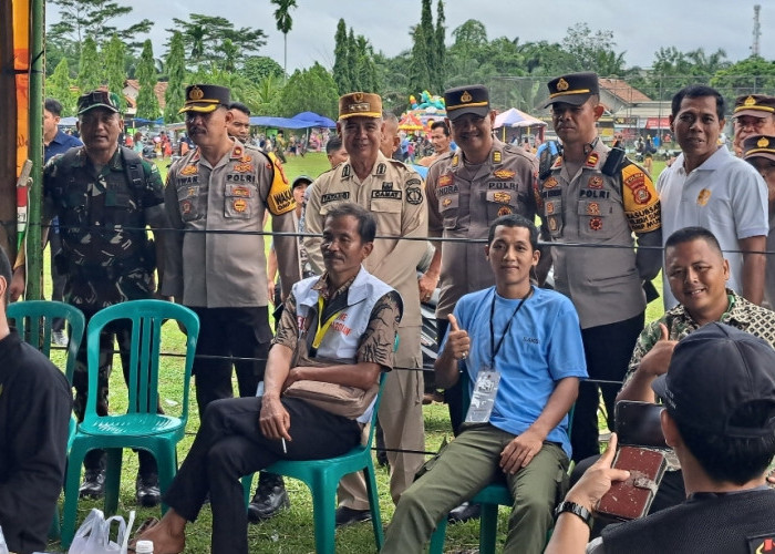 Wakapolres Muba Didampingi Forkopimcam Sungai Lilin Monitoring Kegiatan Pencoblosan di TPS