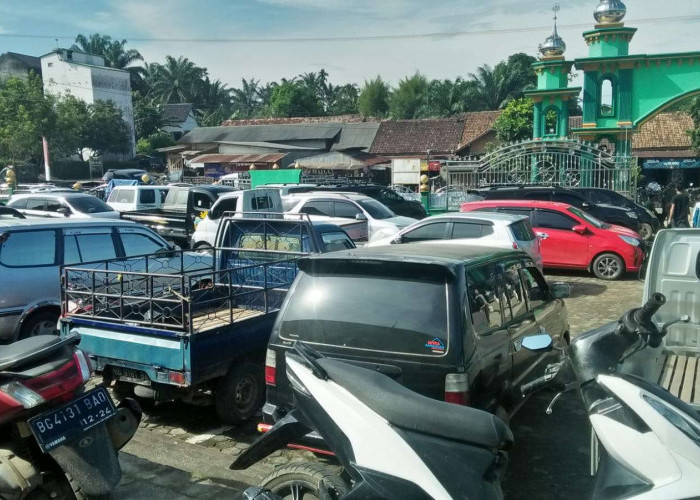 Jelang Lebaran, Pasar Kalangan Desa Diserbu Pengunjung, Pemdes Berlian Makmur Ikut Terjun Atur Agar Tertib